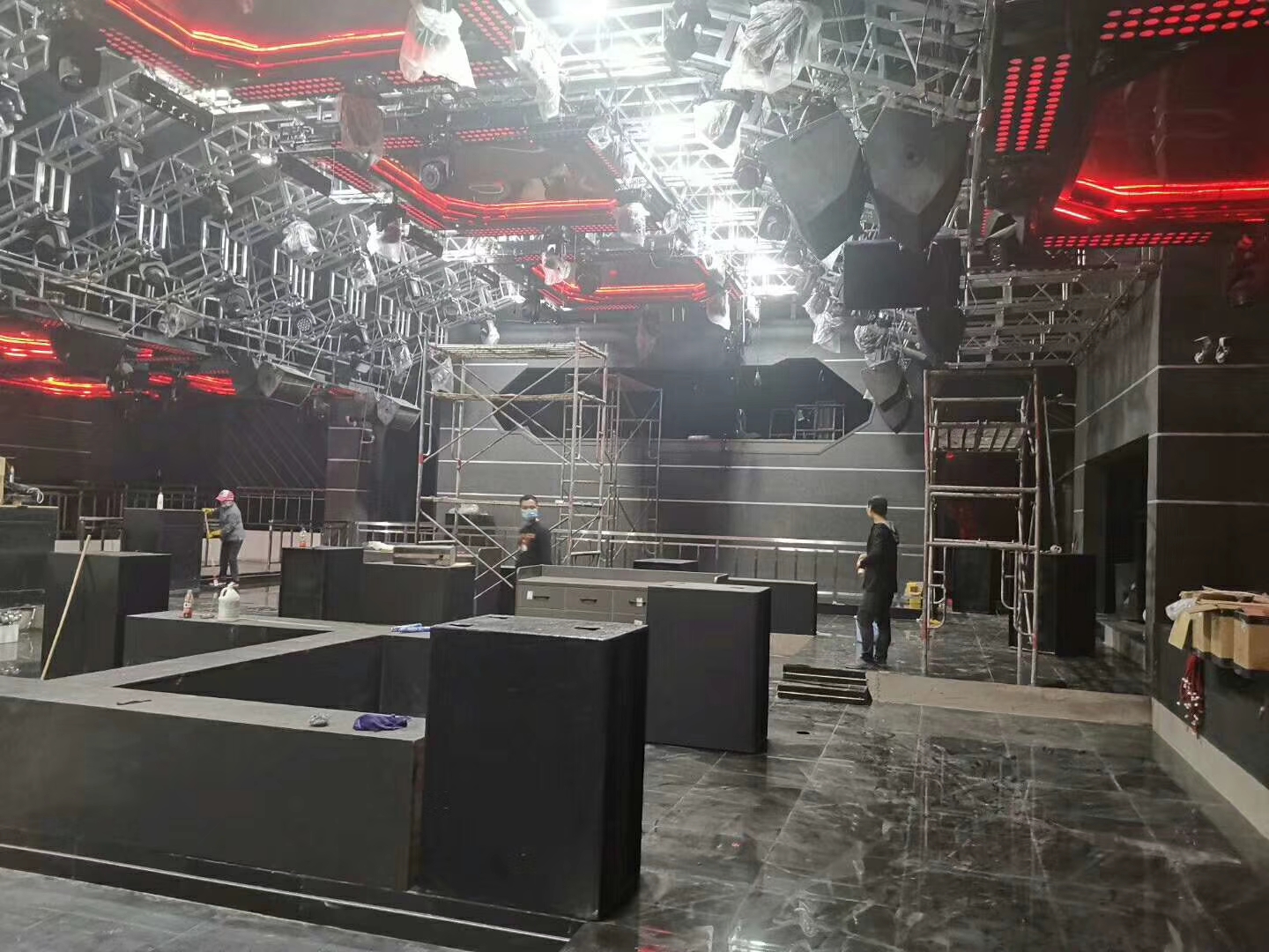 酒吧燈光音響設備應該如何配置以達到最佳效果？